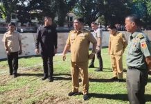 Gubernur YSK Tinjau Lapangan Sario Jelang Duel Tim Legenda