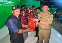 Bupati FDW Safari Ramadhan bersama Jamaah Masjid Abdurrahman Bin Auf Tumpaan Baru
