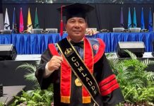 Irjen Roycke Langie Wisuda Doktor Ilmu Hukum di Universitas Trisakti