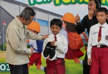 Melalui Partisipasi Semesta, Mitra Pendidikan Salurkan Tas dan Sepatu untuk Penyemangat Belajar Anak