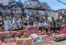 Gubernur Yulius Salurkan Bantuan bagi Korban Terdampak Kebakaran Asgab Pakowa