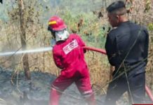 Brimob Polda Sulut Bantu Padamkan Kebakaran Kawasan Gunung Batu