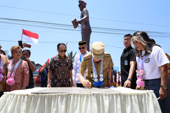 abadikan-keberanian-putra-daerah-wagub-sulut-victor-mailangkay-resmikan-monumen-pahlawan-nasional-pierre-tendean-di-remboken